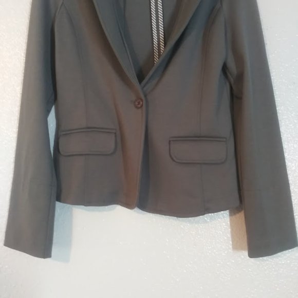 Have women's size M gray blazer - Picture 3 of 14